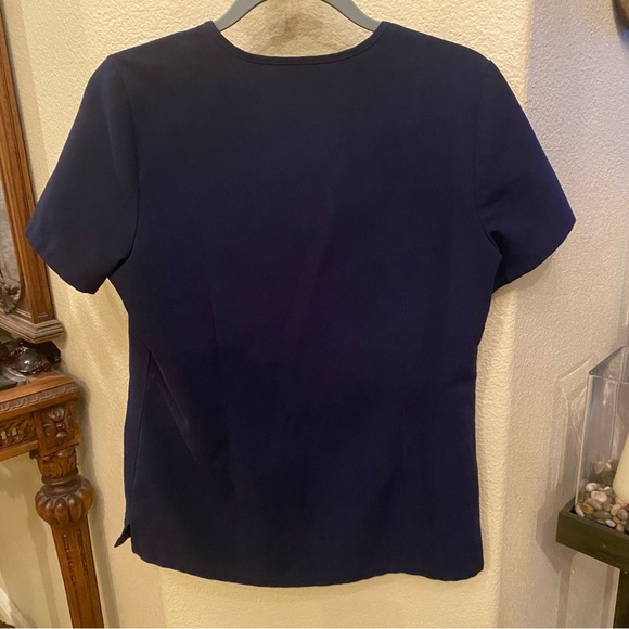 FIGS Women Navy V-Neck Technical Collection Scrub Top Size Small - Picture 4 of 7